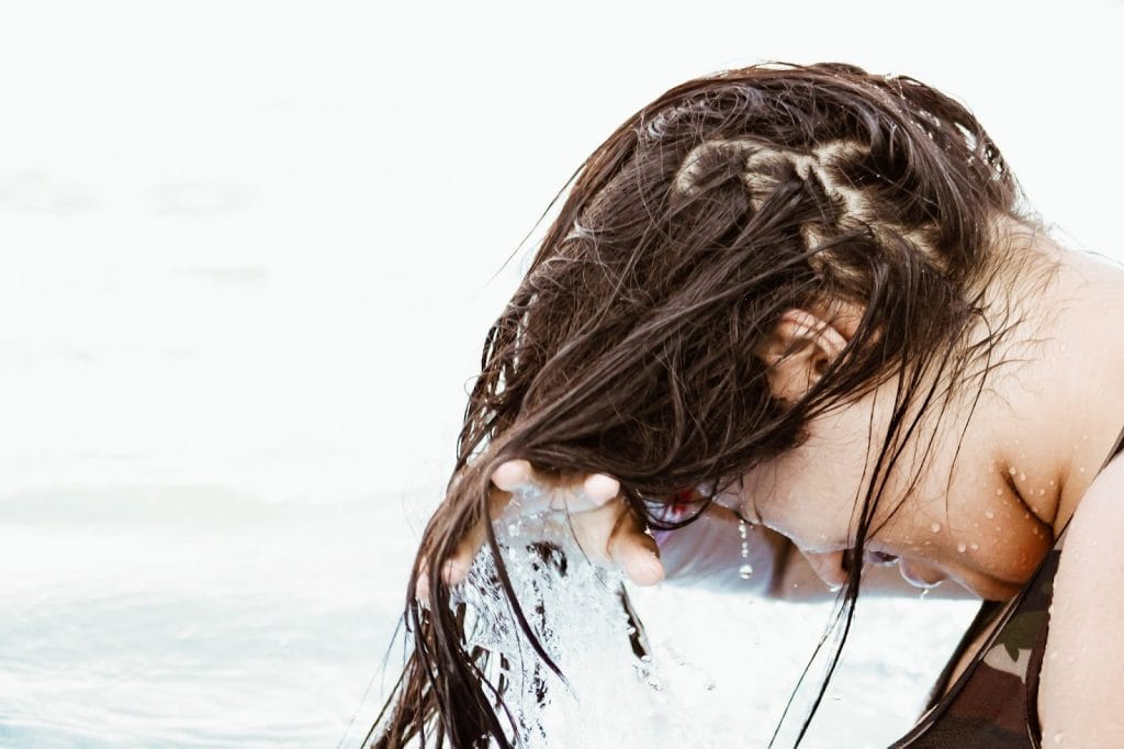 （若能改善自己在洗頭時的一些壞習慣，就能讓頭髮得到更完善的清潔。圖片來源：Unsplash。）